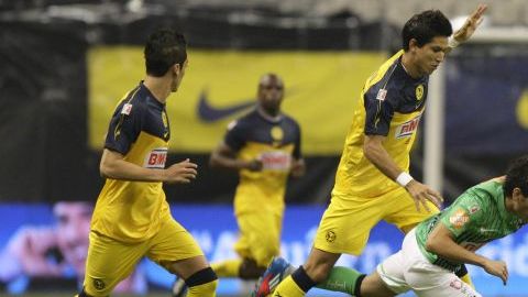 El volante del América Jesús Antonio Molina (c) marca a César Delgado (d), de Monterrey.