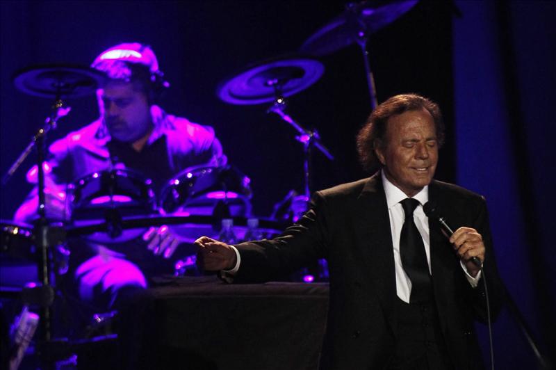El cantante español Julio Iglesias reportó la novedad después del concierto que ofreció la noche del domingo en la capital de Carabobo.
