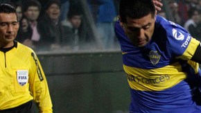 El jugador del Boca Juniors, Juan Román Riquelme (izq.), pelea el balón con Mauro Díaz, del Unión Española de Chile, en el duelo de ayer.