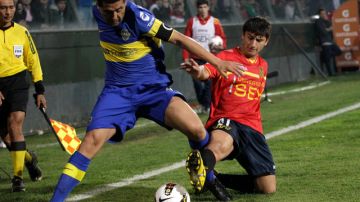 El jugador del Boca Juniors, Juan Román Riquelme (izq.), pelea el balón con Mauro Díaz, del Unión Española de Chile, en el duelo de ayer.