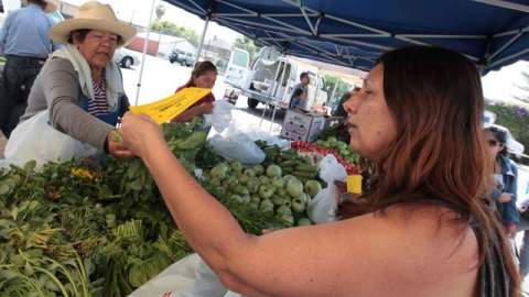 Los angelinos aprovechan para comprar vegetales frescos en el Farmers Market de Vermont y Adams.