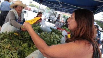 Los angelinos aprovechan para comprar vegetales frescos en  el Farmers Market de Vermont y Adams.