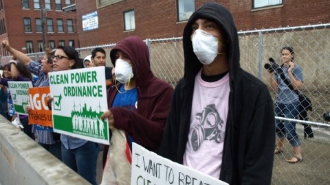 Residentes de Pilsen convocados por la organización ambientalista PERRO protestan contra Midwest Generation.