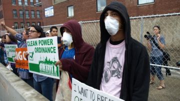 Residentes de Pilsen convocados por la organización ambientalista PERRO protestan contra Midwest Generation.