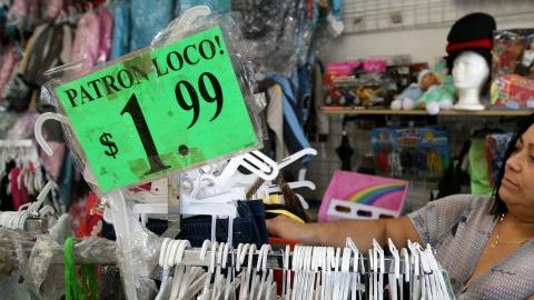 Los inventarios más grandes requieren que los comercios ordenen más artículos, lo cual conduce típicamente a más producción industrial.