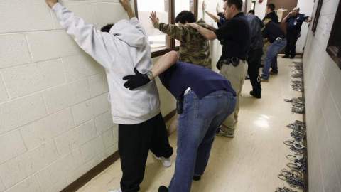 Se han anunciado varios cambios sobre las detenciones por parte de ICE pero líderes comunitarios no creen en mejoras y prevén más deportaciones.