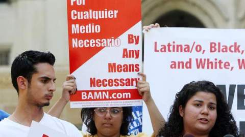 Estudiantes de UCLA se manifiestan en Los Ángeles a favor del DREAM Act.