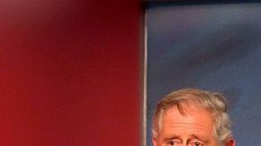 El príncipe Carlos lee el pronóstico del tiempo.