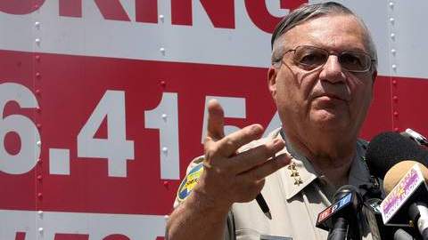 El sheriff Joe Arpaio ante  periodistas.