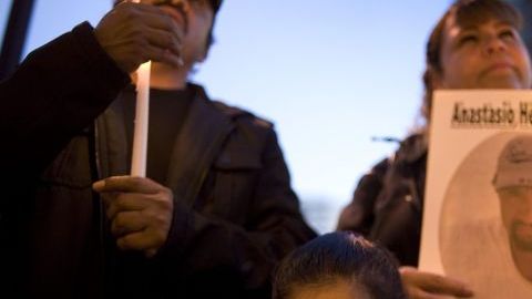 Familiares y amigos participan en una marcha para rendir homenaje a Anastasio Hernández.