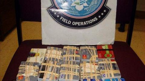 Un cargamento de 422 tarjetas de crédito falsas fue decomisado durante un operativo antiterrorismo en el cruce de Santa Teresa.