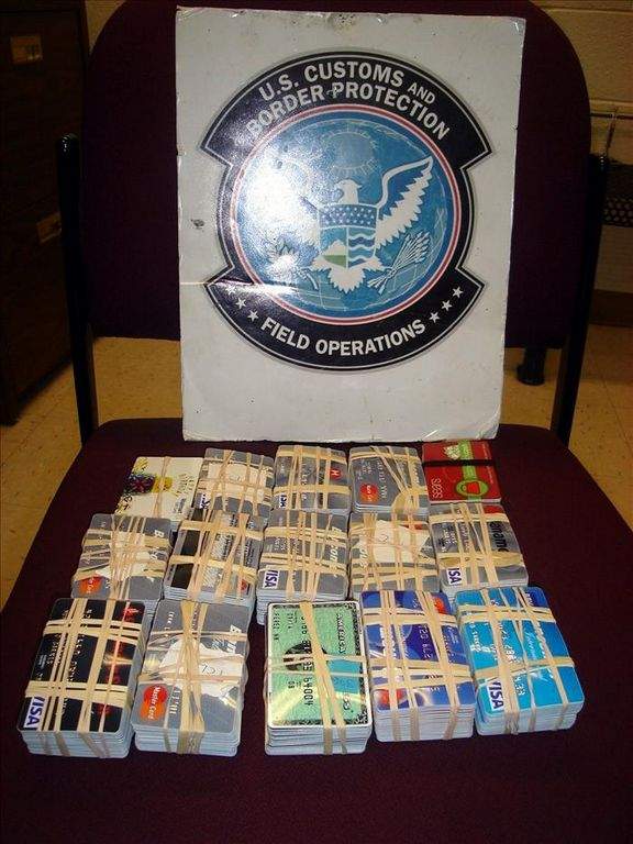 Un cargamento de 422 tarjetas de crédito falsas fue decomisado durante un operativo antiterrorismo en el cruce de Santa Teresa.