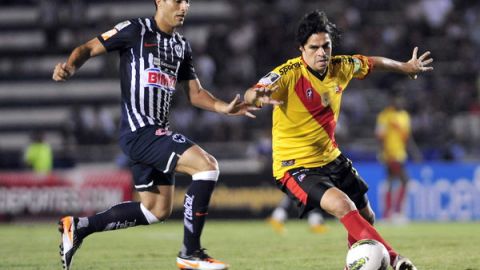 Aldo de Nigris (izq.) delantero del  Monterrey.