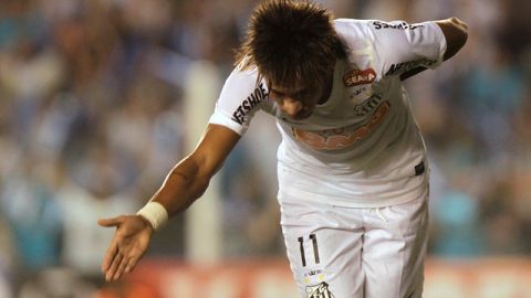 Neymar festeja uno de sus dos goles de ayer, ante el Bolívar,  en el par- tido de vuelta de octavos de final. Ahora sigue el Vélez Sarsfield.