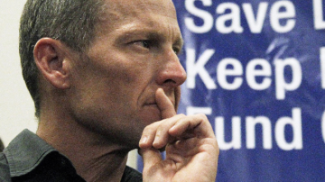 El ciclista Lance Armstrong en campaña contra el cáncer.