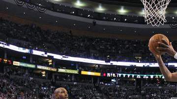 Paul Pierce (34) busca la canasta sobre la marcación de Josh Smith (5) mientras Al Horford (15)  observa.