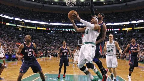Paul Pierce (34) busca la canasta sobre la marcación de Josh Smith (5) mientras Al Horford (15)  observa.