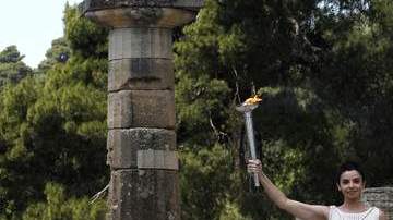 Esta sacerdotisa sostiene la antorcha  que fue encendida ayer en la antigua Olimpia para comenzar su recorrido de 2,896 kilómetros.