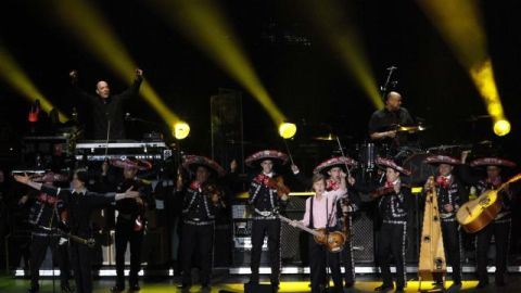 Con mariachi, Paul McCartney cautivó esta noche a miles de seguidores que se congregaron en el Zócalo.