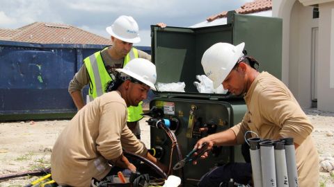 José Más de incógnito trabajando con sus empleados de MasTec durante el programa de 'Undercover Boss'.