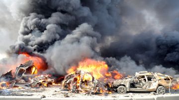 Fuego, humo y varias muertes causó la explosión de dos coches bomba en Qazaz, Siria.