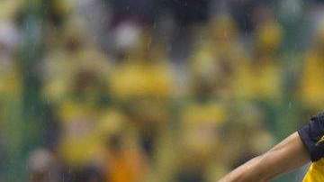 Erik Pimentel del América pelea por el balón contra el jugador Mauro Cejas del Pachuca en el partido disputado el sábado 5 de mayo.