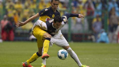 Erik Pimentel del América pelea por el balón contra el jugador Mauro Cejas del Pachuca en el partido disputado el sábado 5 de mayo.
