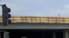 El supervisor del condado Zev Yaroslavsky habla frente a las rampas de la 405 que seran clausuradas este verano. A su izquierda, el concejal Bill Rosendahl.