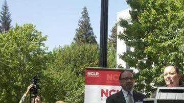 Cathy Morúa (c)  perdió su casa en la que había vivido por 25 años luego que el banco no quiso modificar la hipoteca.