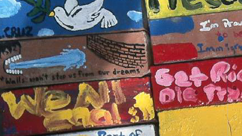 Desde el 12 de mayo, la gente podrá escribir sus mensajes sobre derechos humanos e inmigración en el muro de la plaza memorial de Hostos Community College.