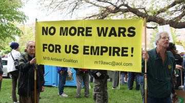 Activistas contra la guerra, en la pasada marcha del 1 de mayo en Chicago.