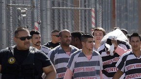 Una de las medidas más controversiales que adoptó fue obligar a los presos a vestir uniformes a rayas.