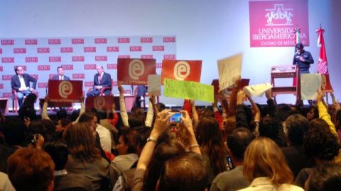 El ambiente estaba caldeado hoy durante la visita de Enrique Peña Nieto a la Ibero.