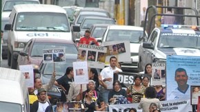 Madres y familiares marcharon hacia el congreso del estado exigiendo esclarecer los casos sus seres queridos desaparecidos.