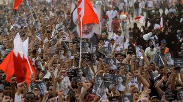 Imagen tomada hoy mismo, miles de bareinís protestan contra su gobierno.