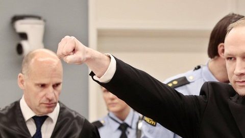 El asesino de masas noruego Anders Behring Breivik se declaró inocente en un tribunal tras haber asesinado a 77 personas.