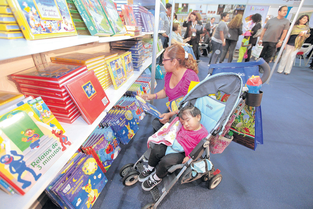 Apenas se abrieron las puertas del concurrido evento, las familias ingresaron a los salones buscando libros en español para sus hijos.