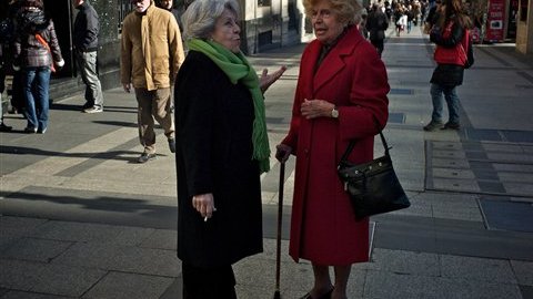 La Organización Internacional del Trabajo afirma que España debe invertir más en cuidado de ancianos.