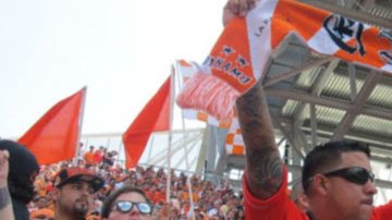 Los aficionados colmaron el nuevo estadio de Houston.