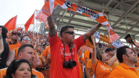Los aficionados colmaron el nuevo estadio de Houston.