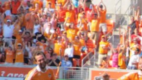 Brad Davis anotó el primer gol de la historia del estadio BBVA Compass, con el que el Houston Dynamo ganó en el partido inaugural de su nueva casa.