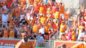 Brad Davis anotó el primer gol de la historia del estadio BBVA Compass, con el que el Houston Dynamo ganó en el partido inaugural de su nueva casa.