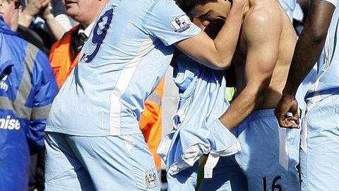 Tras el gol de la victoria, Agüero, sin camisa, celebra junto a sus pares y la fanaticada.