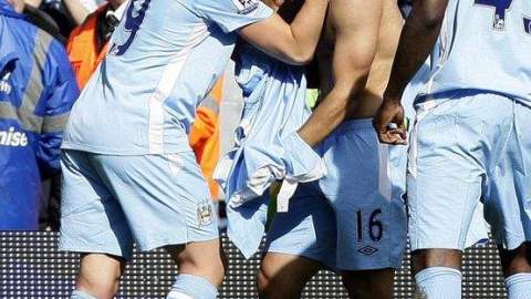 Tras el gol de la victoria, Agüero, sin camisa, celebra junto a sus pares y la fanaticada.