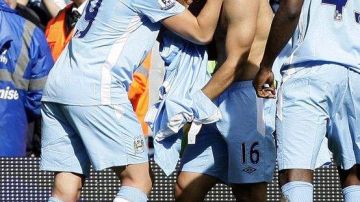 Tras el gol de la victoria, Agüero, sin camisa, celebra junto a sus pares y la fanaticada.
