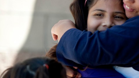 Erika Gutierrez abraza a sus hijos en la 'Women's Correctional Facility' en Chowchilla.