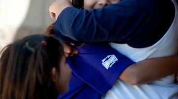 Erika Gutierrez abraza a sus hijos en la 'Women's Correctional Facility' en Chowchilla.