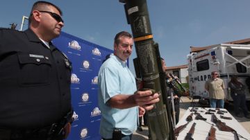 El jefe de la Policía, Charlie Beck sostiene el arma que fue entregada dentro del 'Gun Buyback program'.