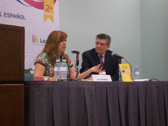 La periodista Pilar Marrero durante la presentación de su libro en LéaLA.