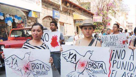 Foto de archivo que muestra a periodistas mexicanos protestando por el reciente asesinato de varios reporteros en Veracruz.